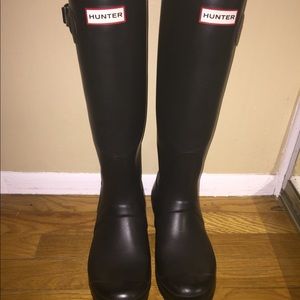Women’s Matte Black Tour Hunter Rain Boots. Size 9